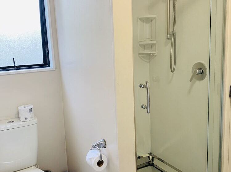 스탠다드 스튜디오, Kingswood Manor Motel