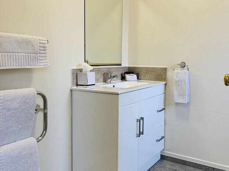 스탠다드 스튜디오, Kingswood Manor Motel