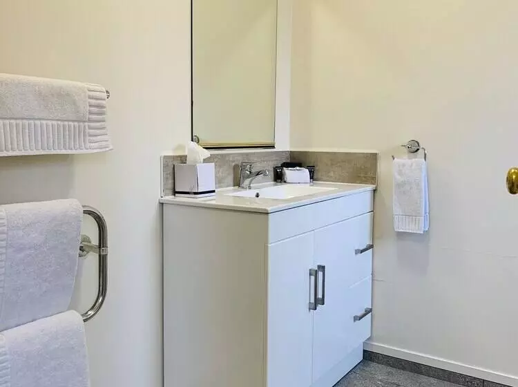 استودیوی استاندارد, Kingswood Manor Motel