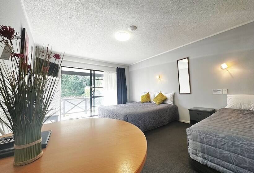 스탠다드 스튜디오, Kingswood Manor Motel