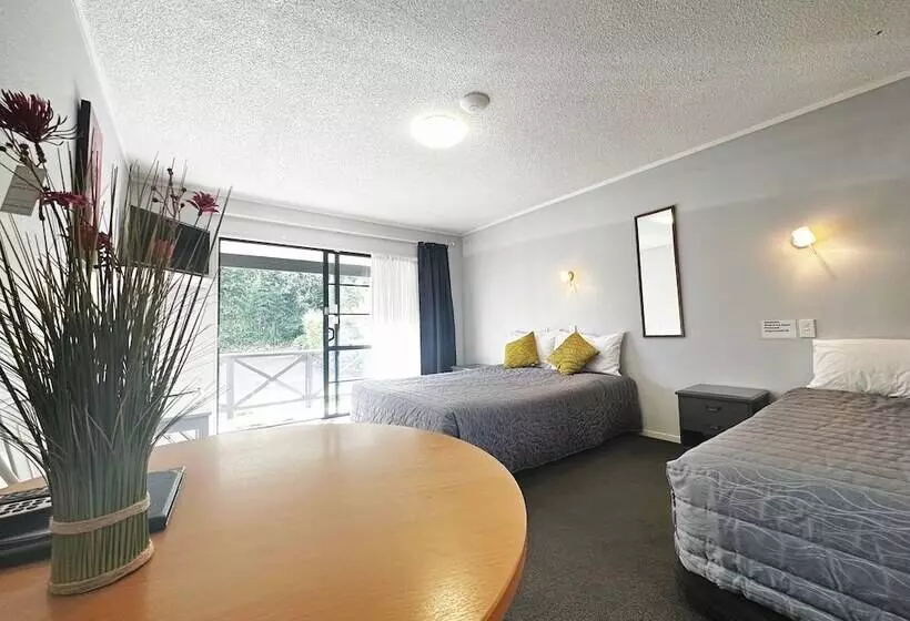 استودیوی استاندارد, Kingswood Manor Motel