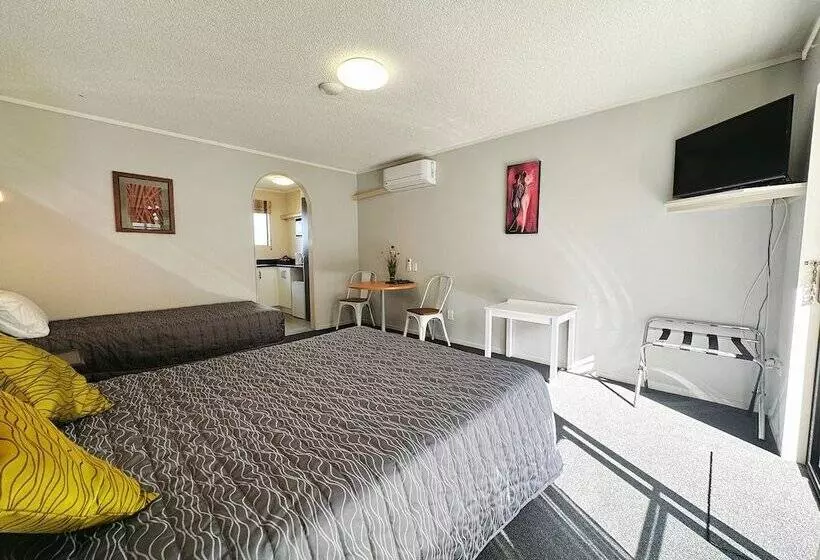 استودیوی استاندارد, Kingswood Manor Motel