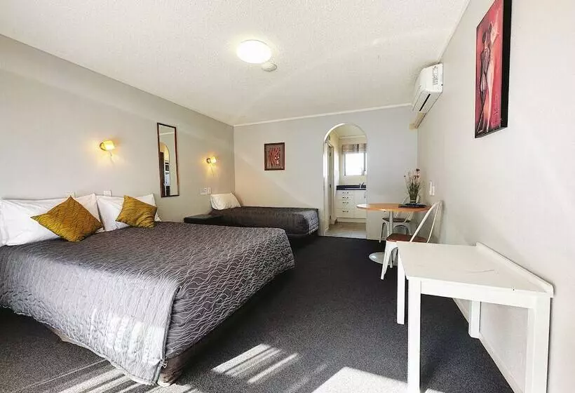 استودیوی استاندارد, Kingswood Manor Motel