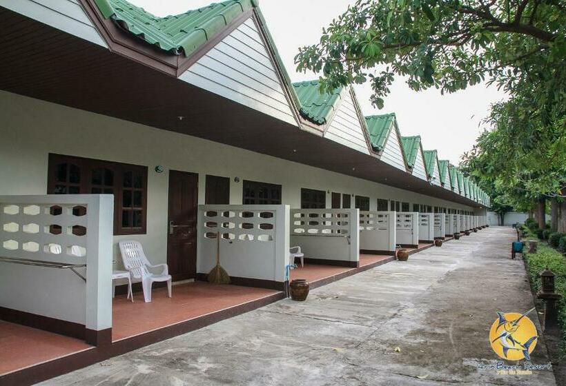 디럭스 룸 킹사이즈 침대, Varin Beach Resort