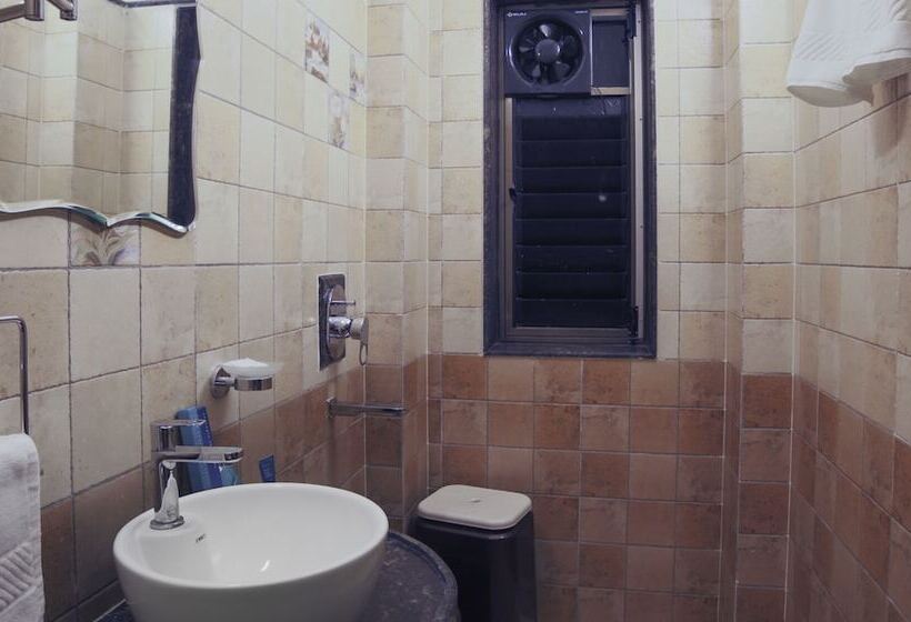 Quarto Estandar, Treebo Chalets, Nagpur Airport