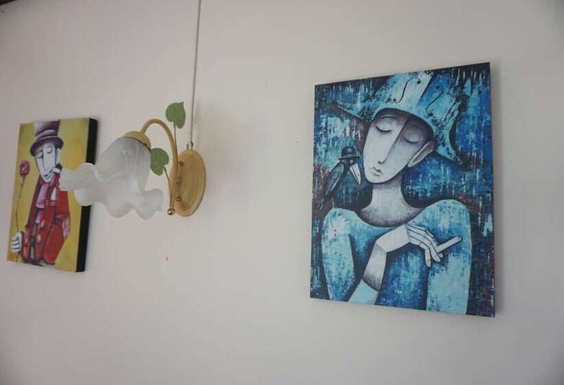 بنجلو قياسى مطلّ علي الحديقة, T And T House