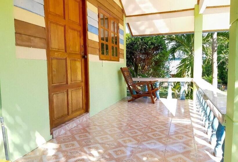 بنجلو قياسى مطلّ علي الحديقة, T And T House