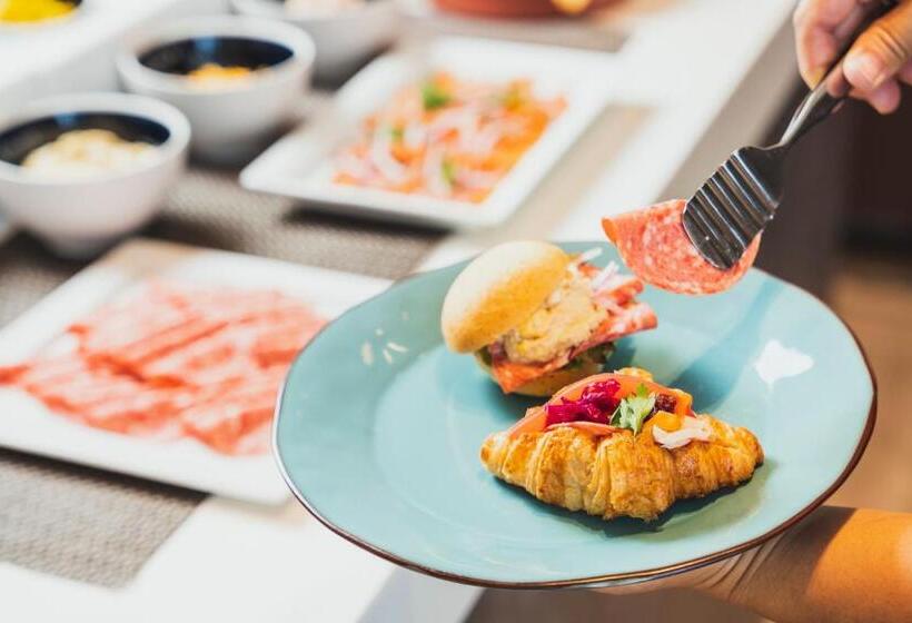 اتاق استاندارد سه نفره, The Breakfast Hotel Marche Ishigaki Island