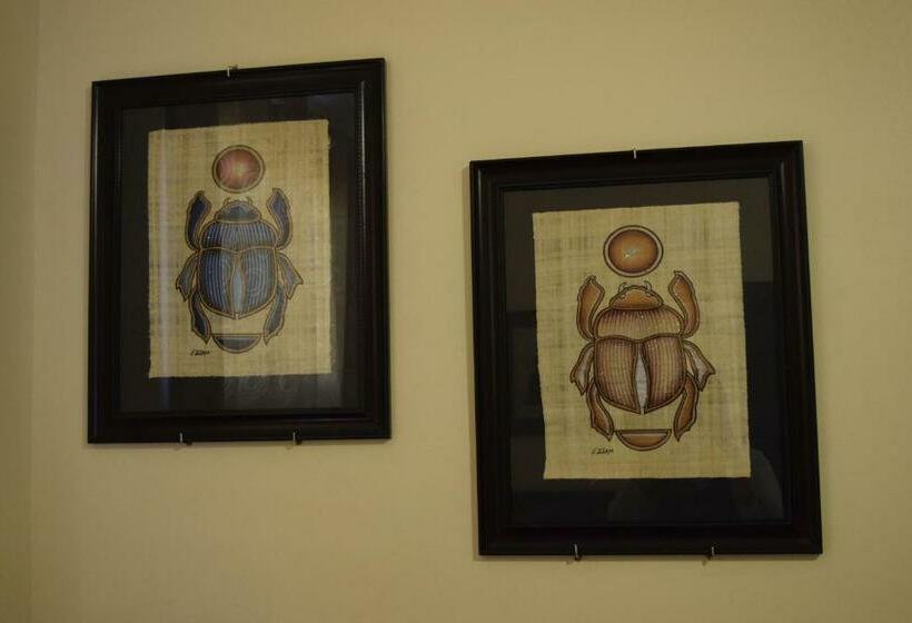 غرفة قياسية ثلاثية, Pyramids Overlook Inn