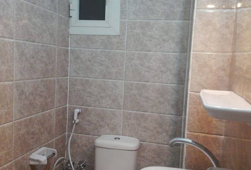 غرفة قياسية ثلاثية, Pyramids Overlook Inn