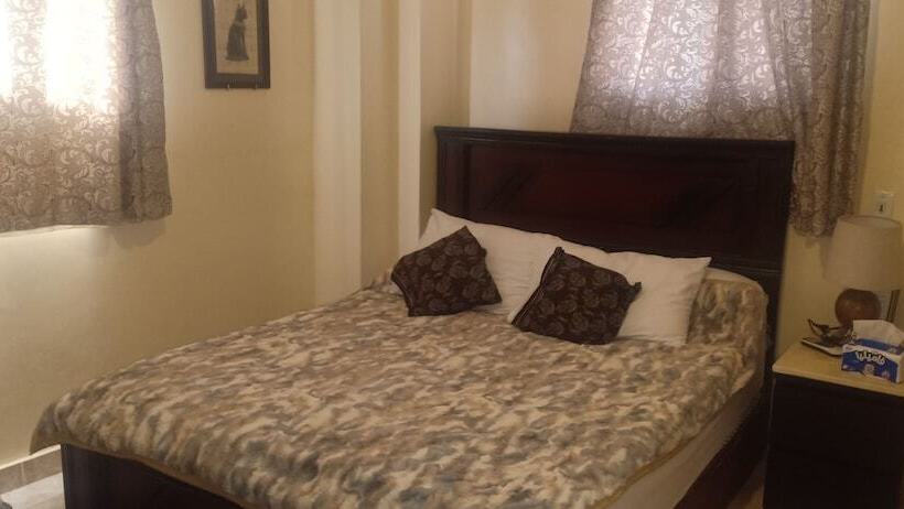 غرفة قياسية ثلاثية, Pyramids Overlook Inn