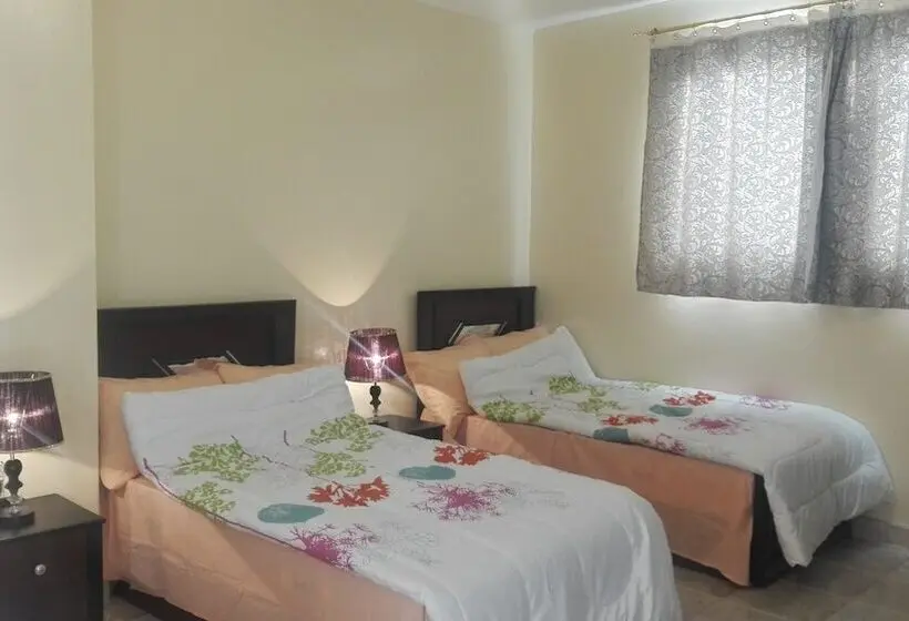 اتاق استاندارد سه نفره, Pyramids Overlook Inn