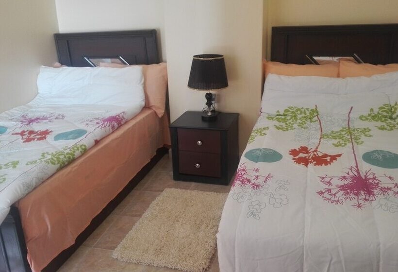 غرفة قياسية ثلاثية, Pyramids Overlook Inn