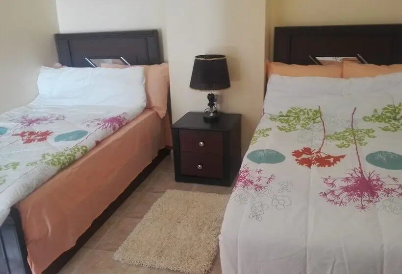 اتاق استاندارد سه نفره, Pyramids Overlook Inn