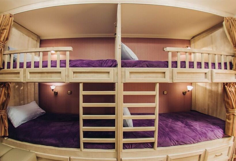 מיטה בחדר משותף, Victoria