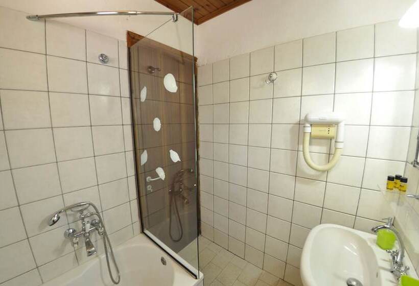 スタンダードスタジオ, Adamantia