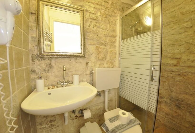 スタンダードトリプルルーム, Adamantia