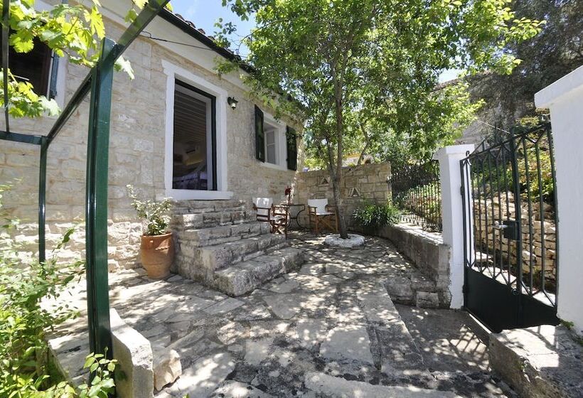 スタンダードトリプルルーム, Adamantia