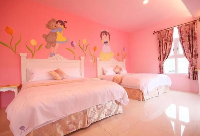 اتاق استاندارد چهار تخته, Decoupage Manor