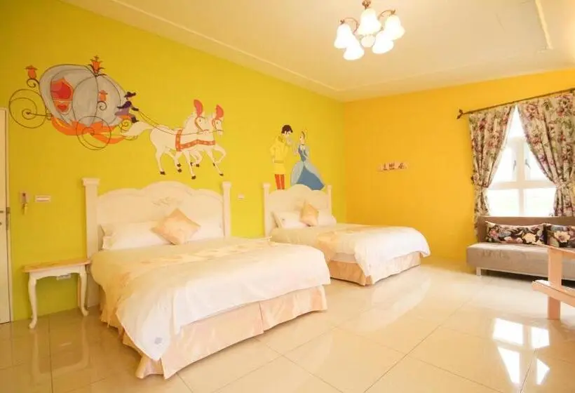اتاق استاندارد چهار تخته, Decoupage Manor