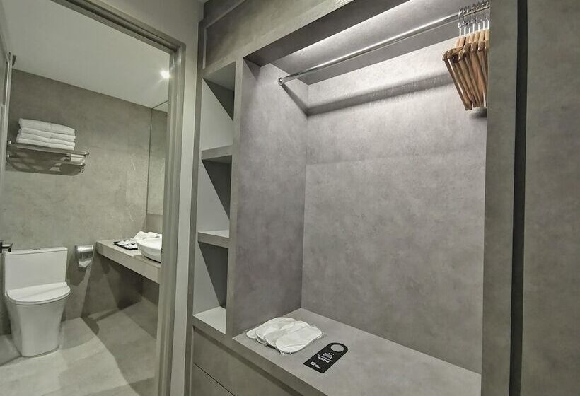 Family Suite, Frame