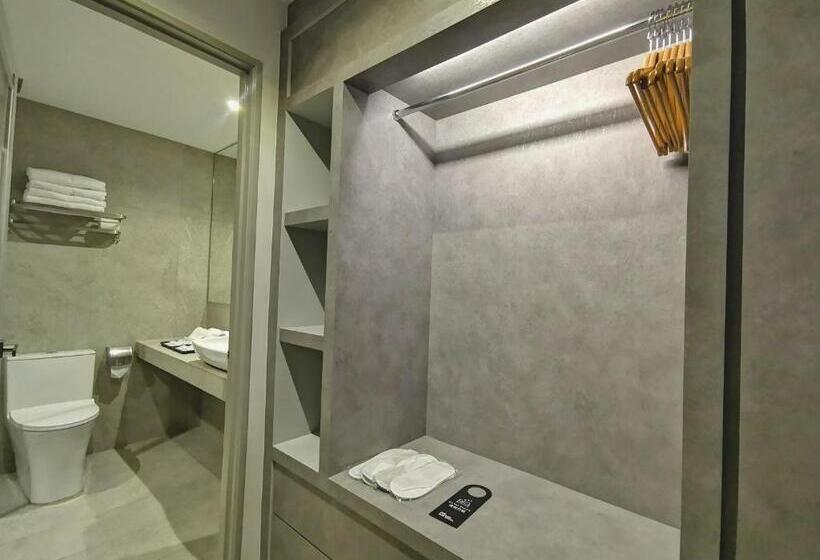 Family Suite, Frame