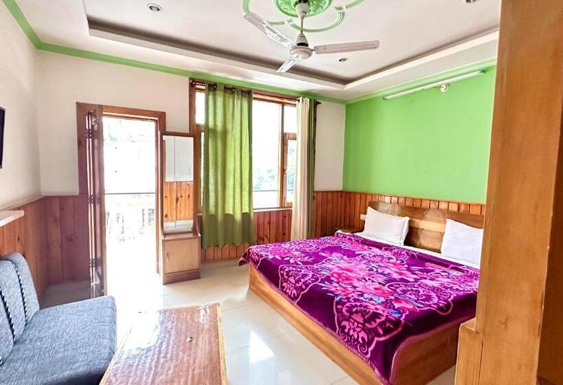 غرفة قياسية مزوَّدة بشُرفة, Hill Town