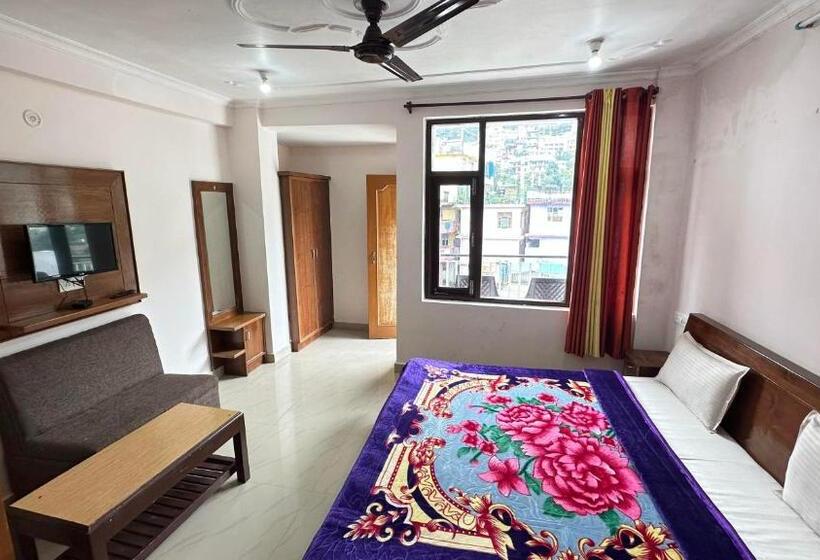 غرفة قياسية مزوَّدة بشُرفة, Hill Town