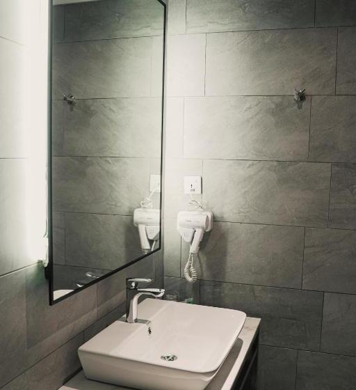 חדר סטנדרט לארבעה, Amigo Hotel Miri