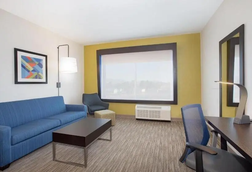 キングサイズベッドのスイートルーム, Holiday Inn Express & Suites   Ely, An Ihg