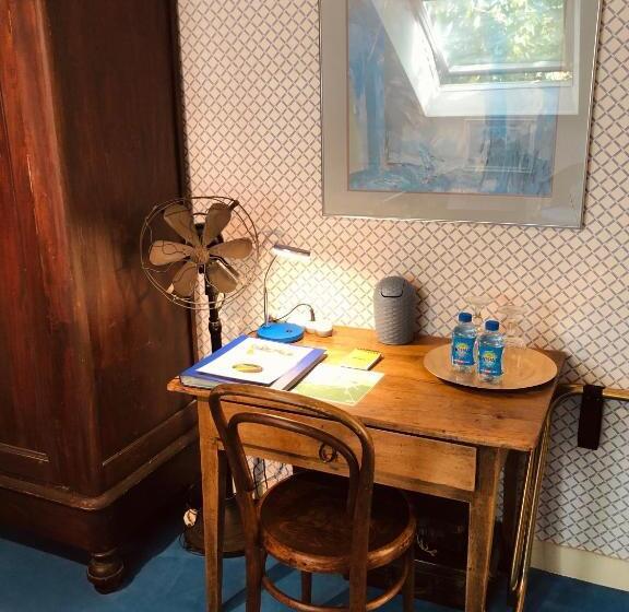 房顶倾斜的标准房间, Manoir Des Cavaliers Bnb