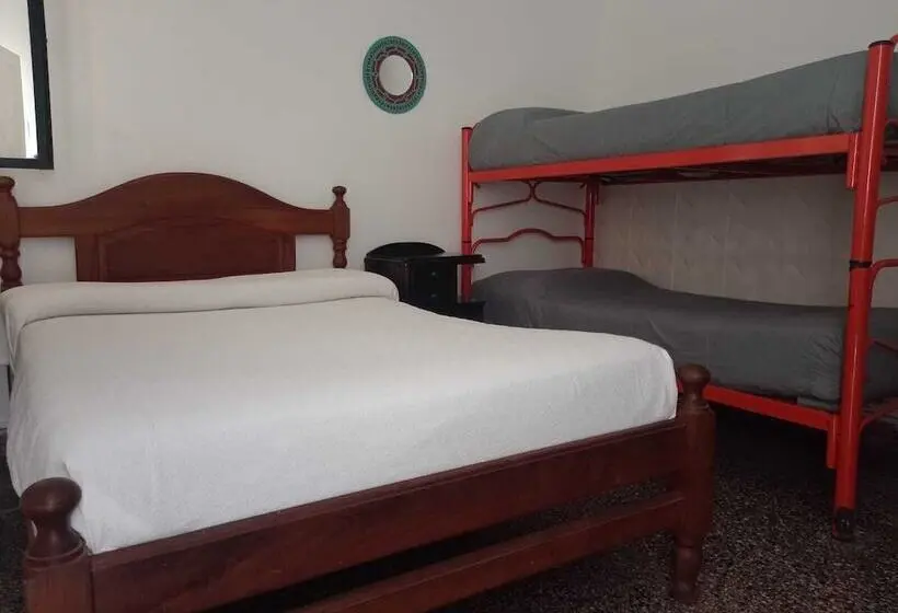 اتاق استاندارد چهارنفره با سرویس بهداشتی مشترک, Hostal La Pachamama