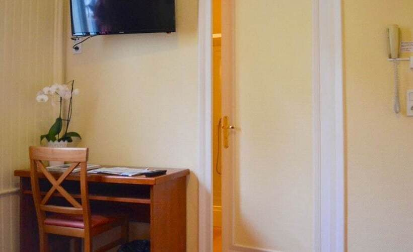 标准三人间, Grand Hotel De La Gare