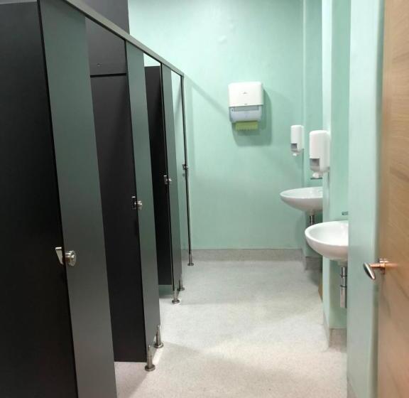 共用房间的床, Andaina