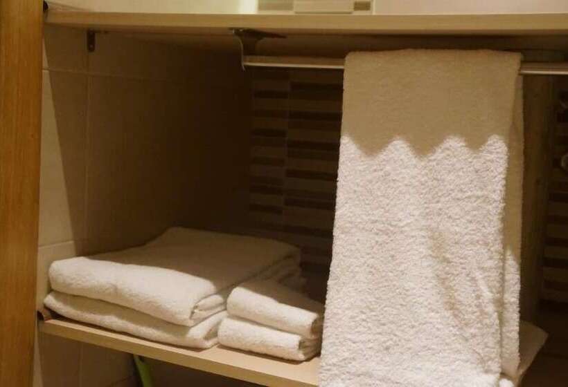 جناح جونيور مزوَّد بتراس, El Duende Del Tejar