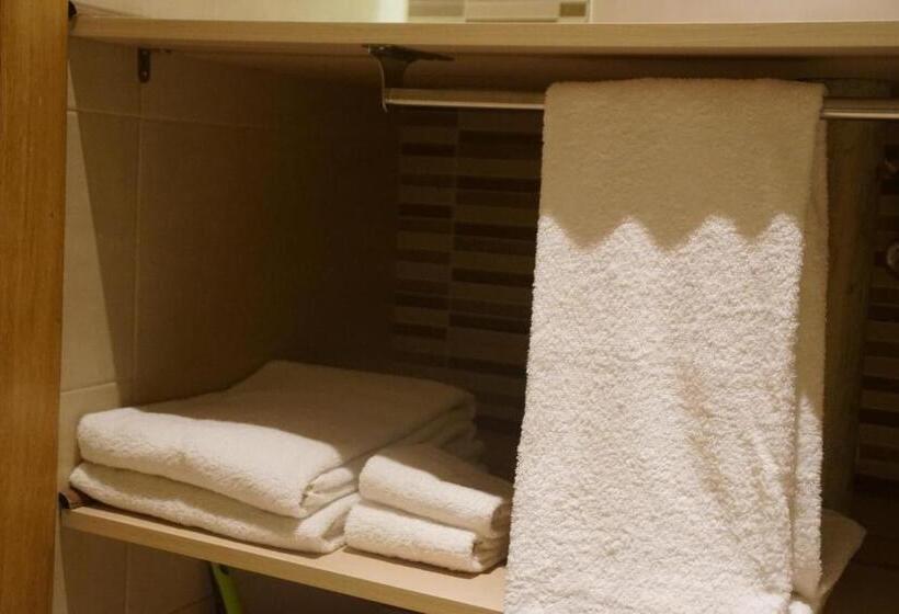 جناح جونيور مزوَّد بتراس, El Duende Del Tejar