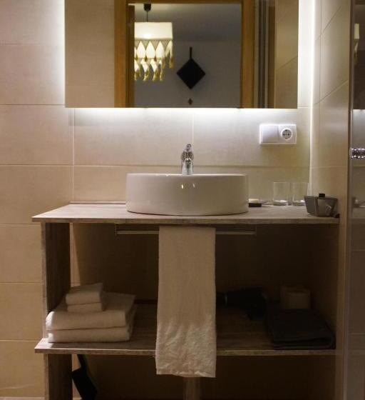 جناح جونيور مزوَّد بشرفة, El Duende Del Tejar