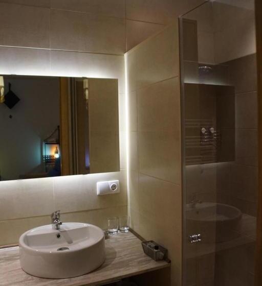 جناح جونيور مزوَّد بشرفة, El Duende Del Tejar