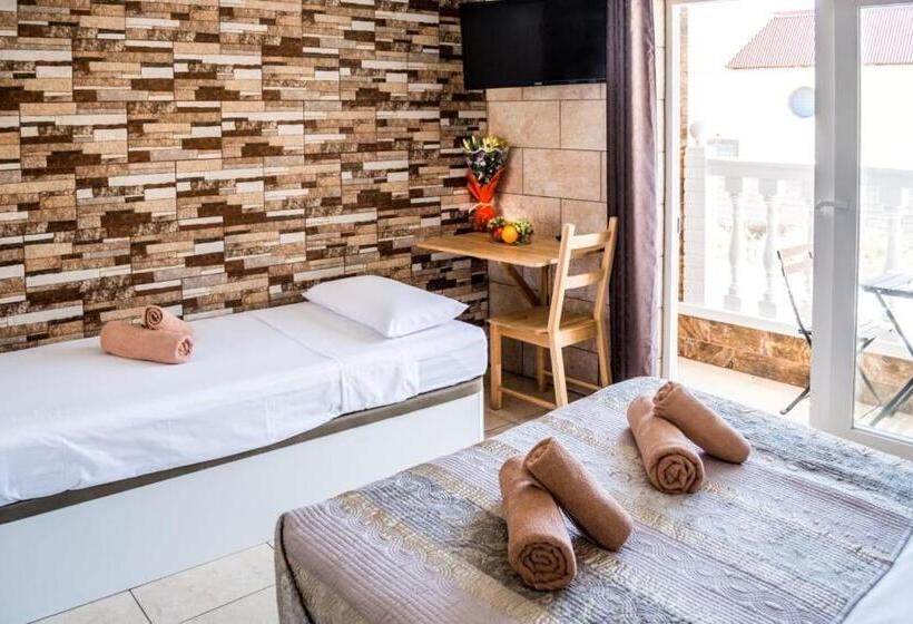 Номер Стандарт с Балконом, Hostel Poseidon   Hm