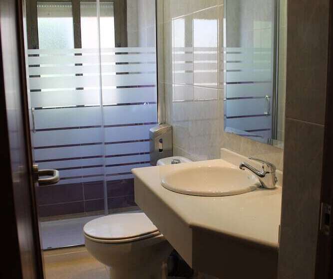 חדר סטנדרט לשלושה עם מרפסת, Pensión Restaurante Casablanca