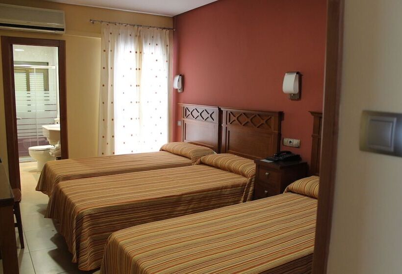 带阳台的三人标准间, Pensión Restaurante Casablanca