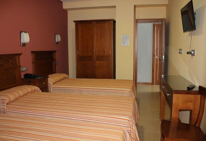 חדר סטנדרט לשלושה עם מרפסת, Pensión Restaurante Casablanca