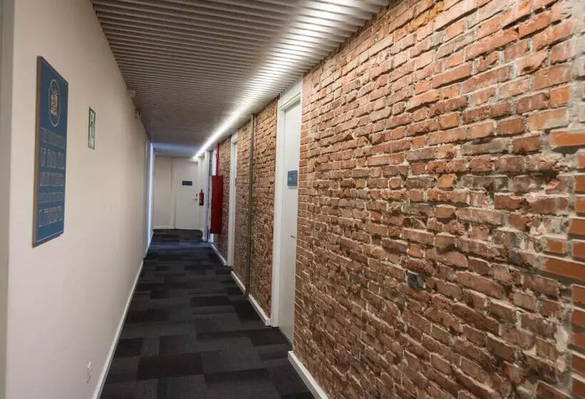 سوییت جونیور, Room00 Gran Vía Hostel