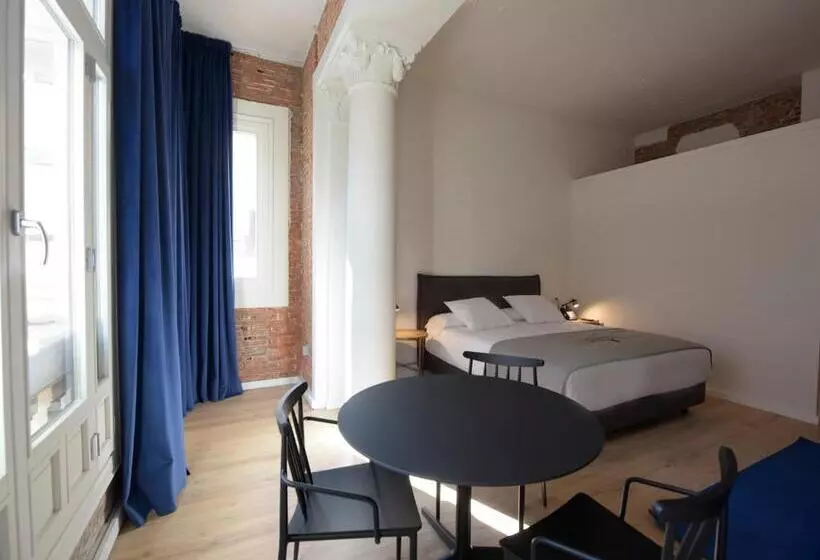 سوییت جونیور, Room00 Gran Vía Hostel