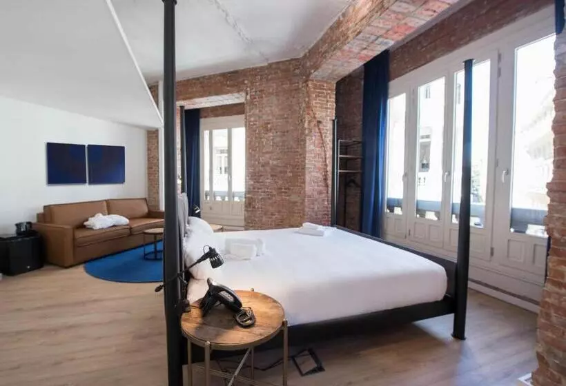 سوییت جونیور, Room00 Gran Vía Hostel