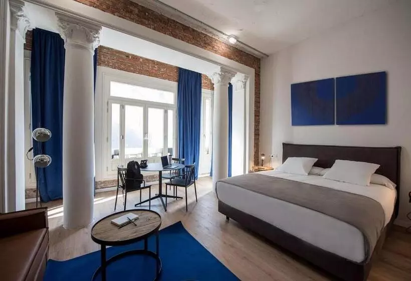 سوییت جونیور, Room00 Gran Vía Hostel