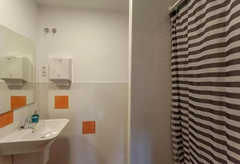 ルームシェアのワンベッド, El Albergue De Sigüenza
