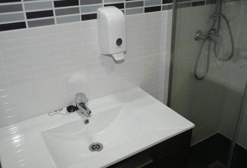 标准单人间, Hostal La Pared