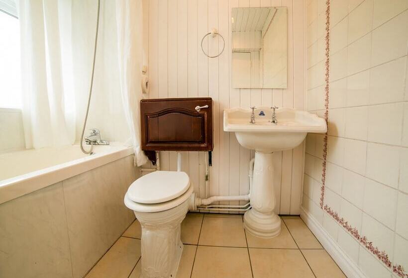 标准三人间, OYO The Royal