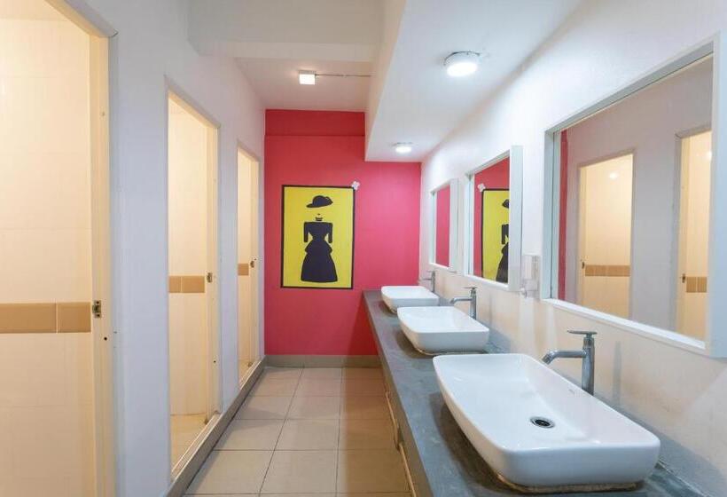 اتاق استاندارد چهارنفره با سرویس بهداشتی مشترک, Bw Thai Art Style